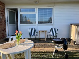 Beach Chalet - 2 Bedrooms - 4 Guests - Parking