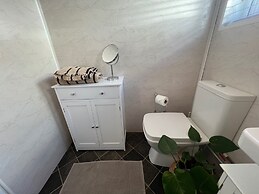 Beach Chalet - 2 Bedrooms - 4 Guests - Parking