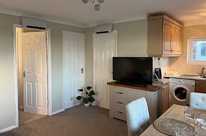 Beach Chalet - 2 Bedrooms - 4 Guests - Parking