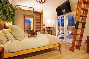 Secluded Luxury Couples cabin Sauna Pool