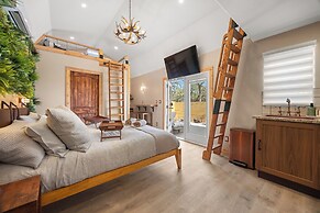 Secluded Luxury Couples cabin Sauna Pool