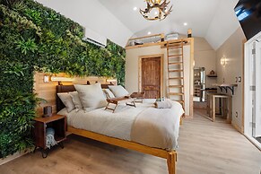 Secluded Luxury Couples cabin Sauna Pool