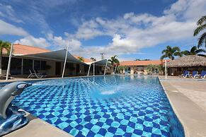 Gorgeous Poolside Apartment