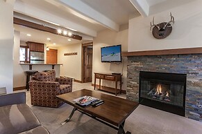 Cozy 2BR Condo in Lionshead Village - Just Steps From Gondola!