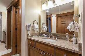 Cozy 2BR Condo in Lionshead Village - Just Steps From Gondola!