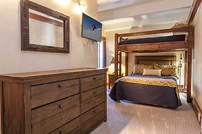 Cozy 2BR Condo in Lionshead Village - Just Steps From Gondola!