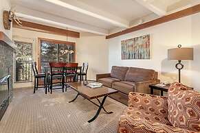 Cozy 2BR Condo in Lionshead Village - Just Steps From Gondola!