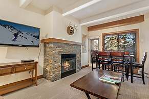 Cozy 2BR Condo in Lionshead Village - Just Steps From Gondola!