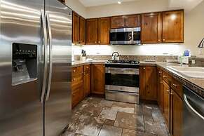 Convenient 2BR Condo in Lionshead Village w/ Pool, hot tub & More!