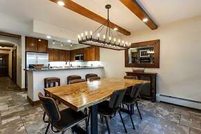 Convenient 2BR Condo in Lionshead Village w/ Pool, hot tub & More!