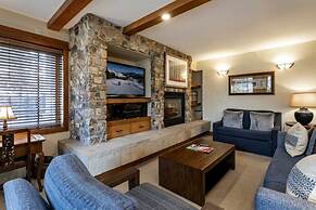 Convenient 2BR Condo in Lionshead Village w/ Pool, hot tub & More!