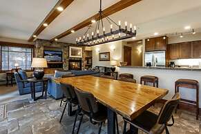 Convenient 2BR Condo in Lionshead Village w/ Pool, hot tub & More!