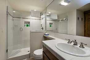 Convenient 2BR Condo in Lionshead Village w/ Pool, hot tub & More!