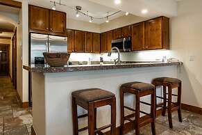 Convenient 2BR Condo in Lionshead Village w/ Pool, hot tub & More!