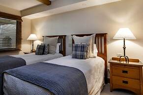 Convenient 2BR Condo in Lionshead Village w/ Pool, hot tub & More!