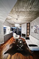 RivetStays - The Icon