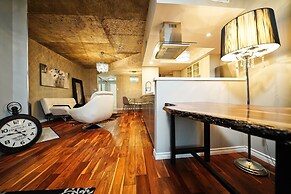 RivetStays - The Icon