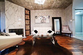 RivetStays - The Icon