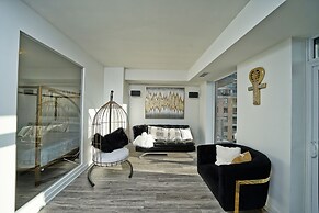 RivetStays - The Icon