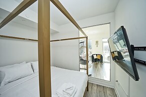 RivetStays - The Icon