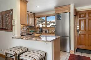 Spacious 3 Bedroom Condo in Lionshead Village - 100 Yards to Lift, Poo