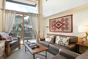 Spacious 3 Bedroom Condo in Lionshead Village - 100 Yards to Lift, Poo