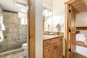 Spacious 3 Bedroom Condo in Lionshead Village - 100 Yards to Lift, Poo