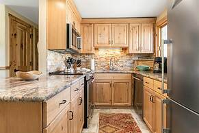 Spacious 3 Bedroom Condo in Lionshead Village - 100 Yards to Lift, Poo