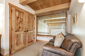 Spacious 3 Bedroom Condo in Lionshead Village - 100 Yards to Lift, Poo