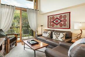 Spacious 3 Bedroom Condo in Lionshead Village - 100 Yards to Lift, Poo