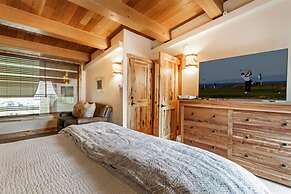 Spacious 3 Bedroom Condo in Lionshead Village - 100 Yards to Lift, Poo