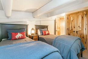 Spacious 3 Bedroom Condo in Lionshead Village - 100 Yards to Lift, Poo