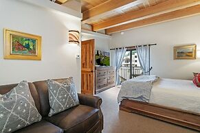 Spacious 3 Bedroom Condo in Lionshead Village - 100 Yards to Lift, Poo