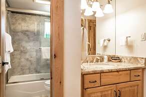 Spacious 3 Bedroom Condo in Lionshead Village - 100 Yards to Lift, Poo