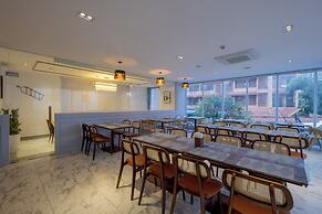 Amana Hotel & Residences