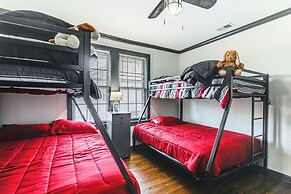 4 Mi to Beale Street & Fedexforum: Home w/ Yard!