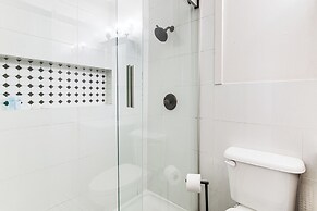 4 Mi to Beale Street & Fedexforum: Home w/ Yard!