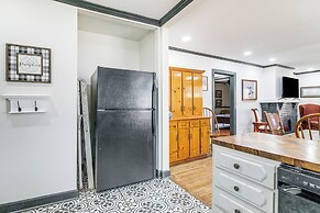 4 Mi to Beale Street & Fedexforum: Home w/ Yard!