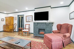 4 Mi to Beale Street & Fedexforum: Home w/ Yard!