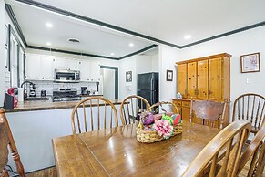 4 Mi to Beale Street & Fedexforum: Home w/ Yard!