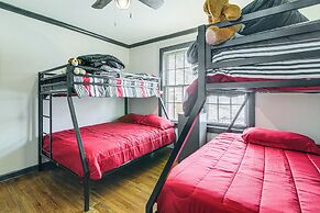 4 Mi to Beale Street & Fedexforum: Home w/ Yard!