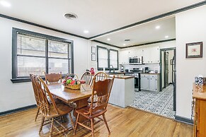 4 Mi to Beale Street & Fedexforum: Home w/ Yard!