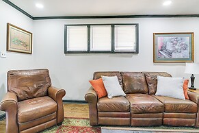 4 Mi to Beale Street & Fedexforum: Home w/ Yard!