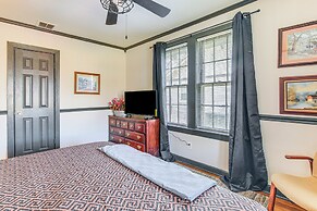 4 Mi to Beale Street & Fedexforum: Home w/ Yard!