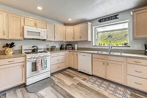 3 Mi to Beach: Oregon North Coast Retreat