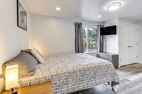 3 Mi to Beach: Oregon North Coast Retreat