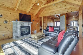 1 Mi to Lake Henry: Peaceful Poconos Cabin!
