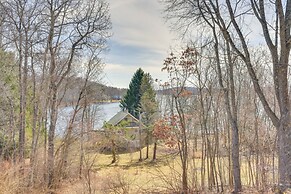 1 Mi to Lake Henry: Peaceful Poconos Cabin!