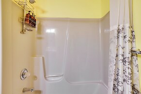 1 Mi to Lake Henry: Peaceful Poconos Cabin!