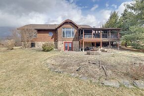 1 Mi to Lake Henry: Peaceful Poconos Cabin!